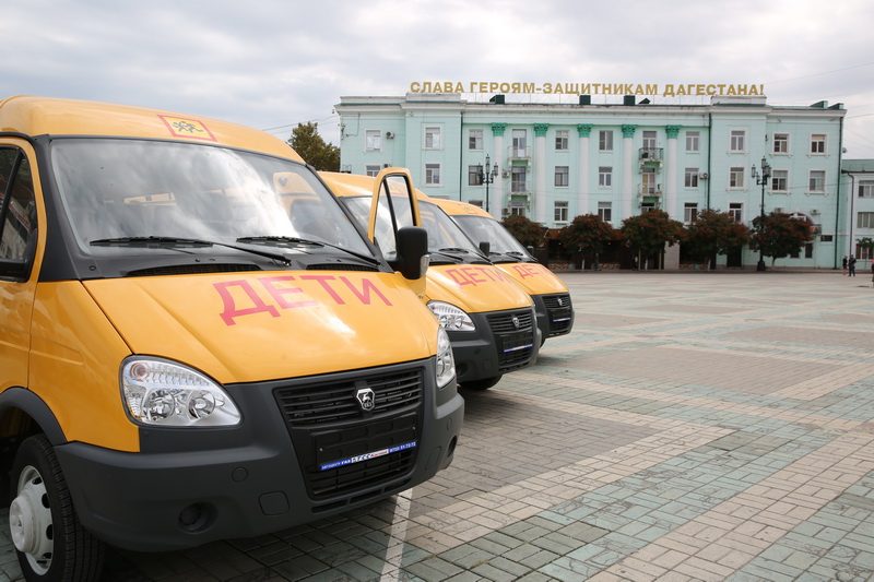 Абдусамад Гамидов направил новые кареты скорой помощи и школьные автобусы в места их назначения